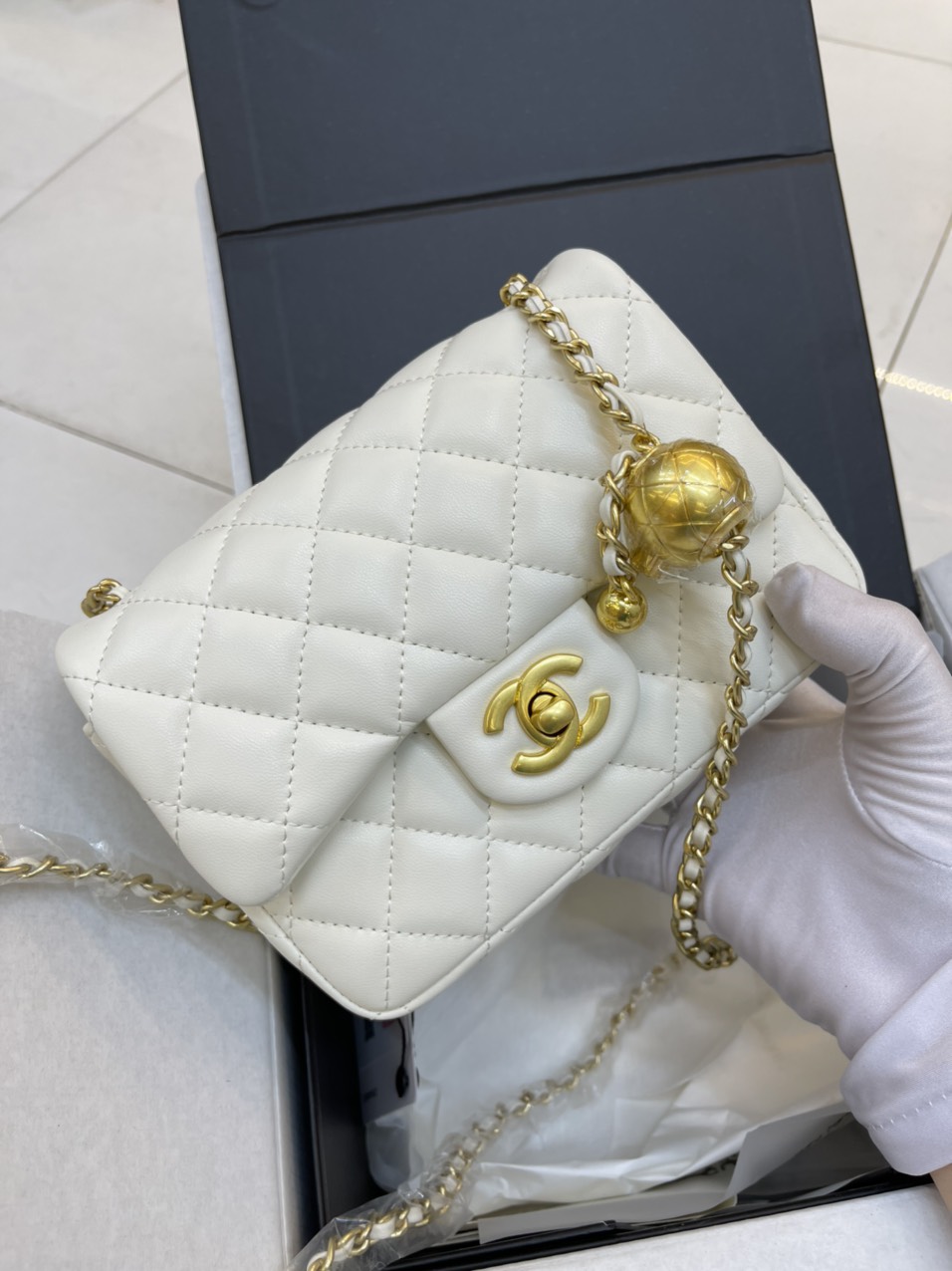 Túi Xách Chanel Super MINI  CHARM Quả Chuông Màu Trắng Size 17cm